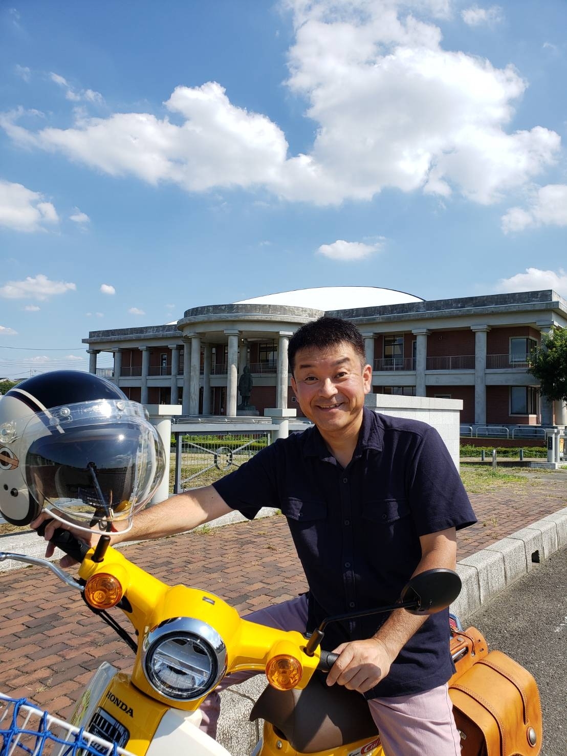 バイクにまたがる馬場