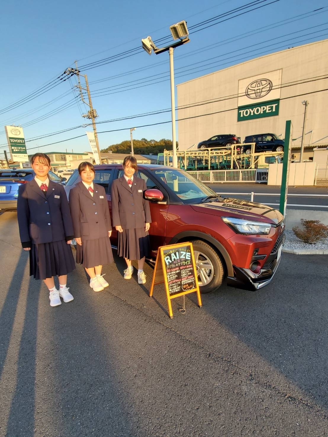 中学生3人 イーゼル ライズ