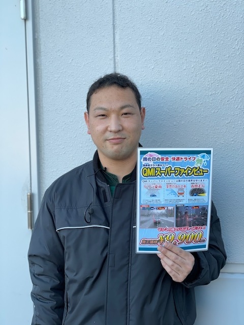 スーパーファインビューのチラシを持った田中エンジニアリーダー