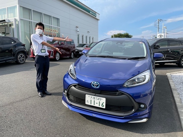 新型アクア試乗車と松本スタッフ